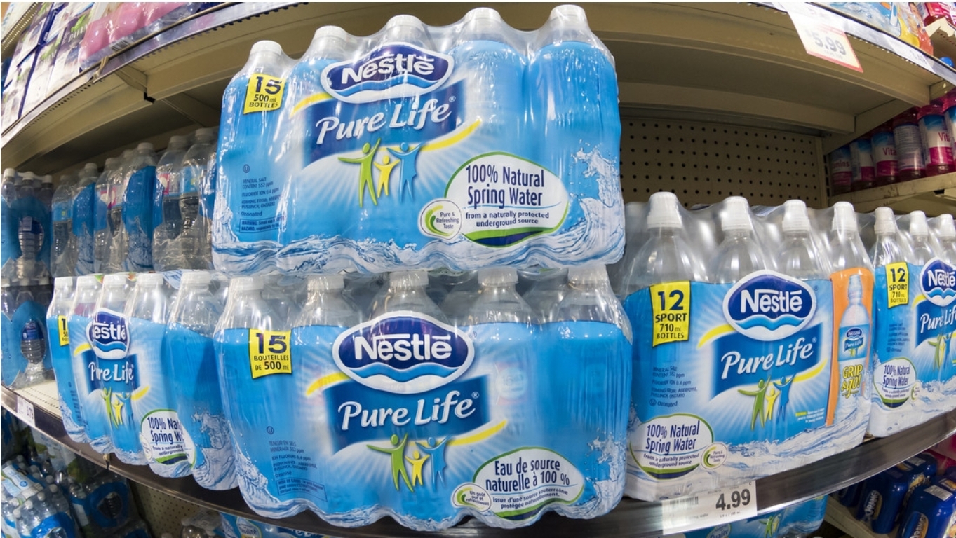 Acusan a Nestlé de vender agua contaminada con heces