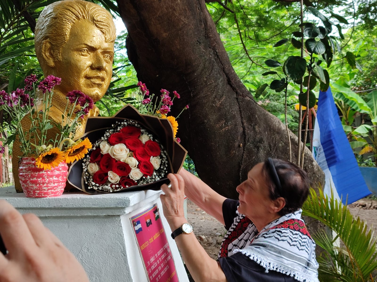 Heroína Leila Khaled visita monumento de Patricio Argüello Ryan en León