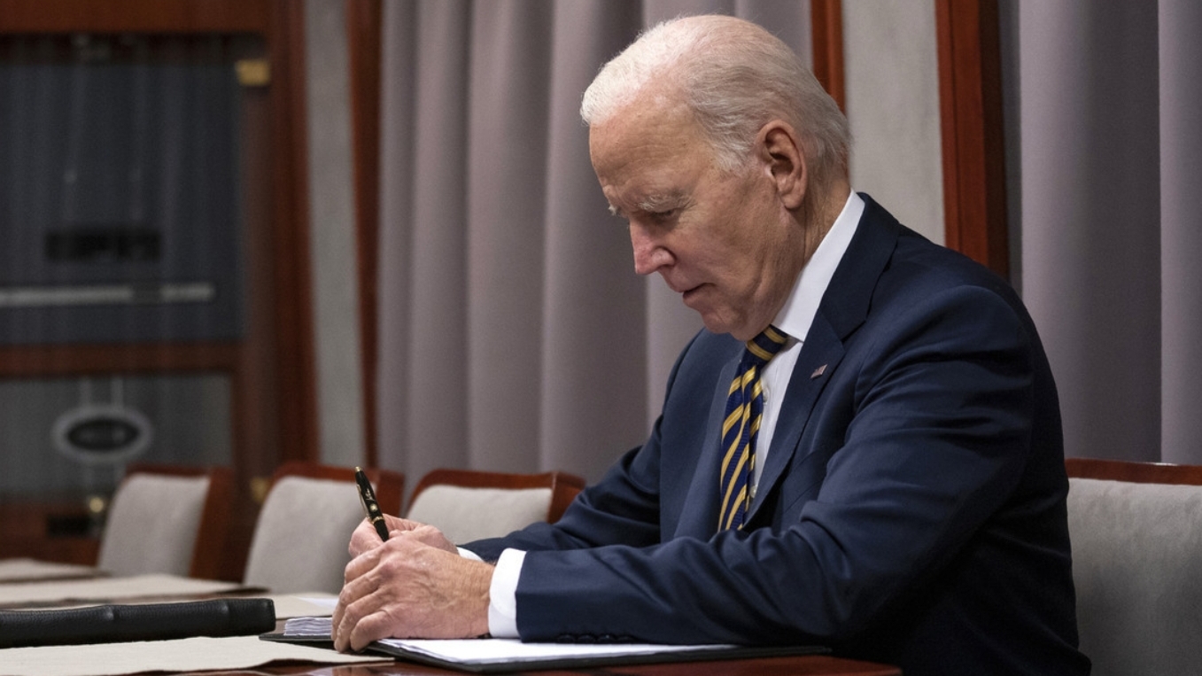 Biden delega sus poderes en relación con la ley de apoyo a Ucrania
