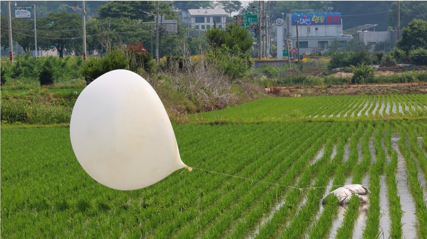Globos norcoreanos con basura caen sobre el complejo de la oficina presidencial de Corea del Sur