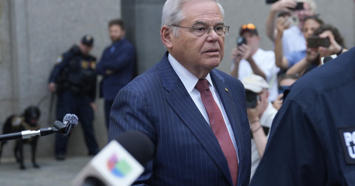 Dimite el senador estadounidense Robert Menéndez, declarado culpable de corrupción