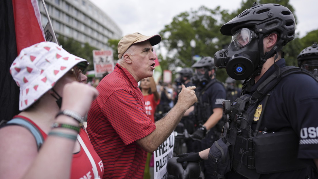 Policía reprime con gas pimienta a manifestantes propalestinos frente al Capitolio de EEUU