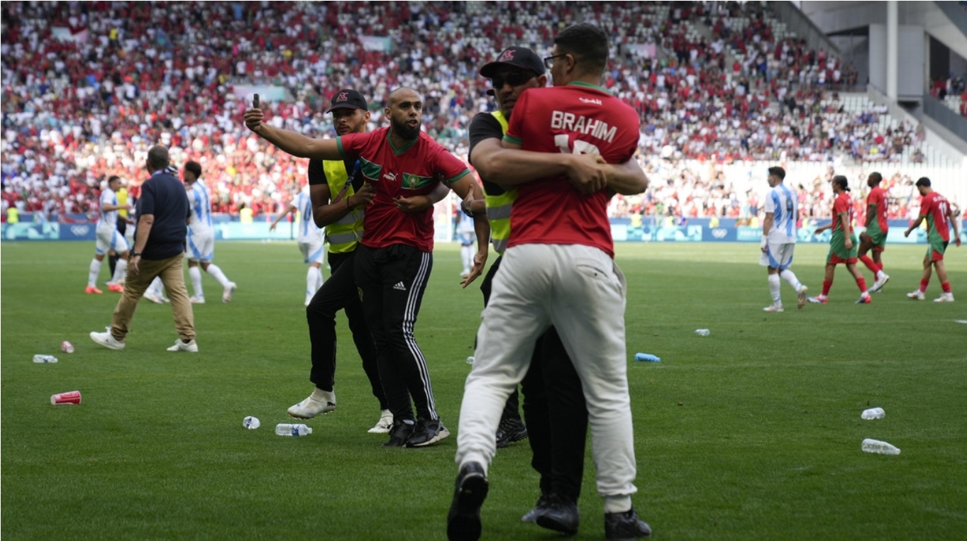 Invasión de campo y polémico arbitraje en el debut de Argentina en los JJOO