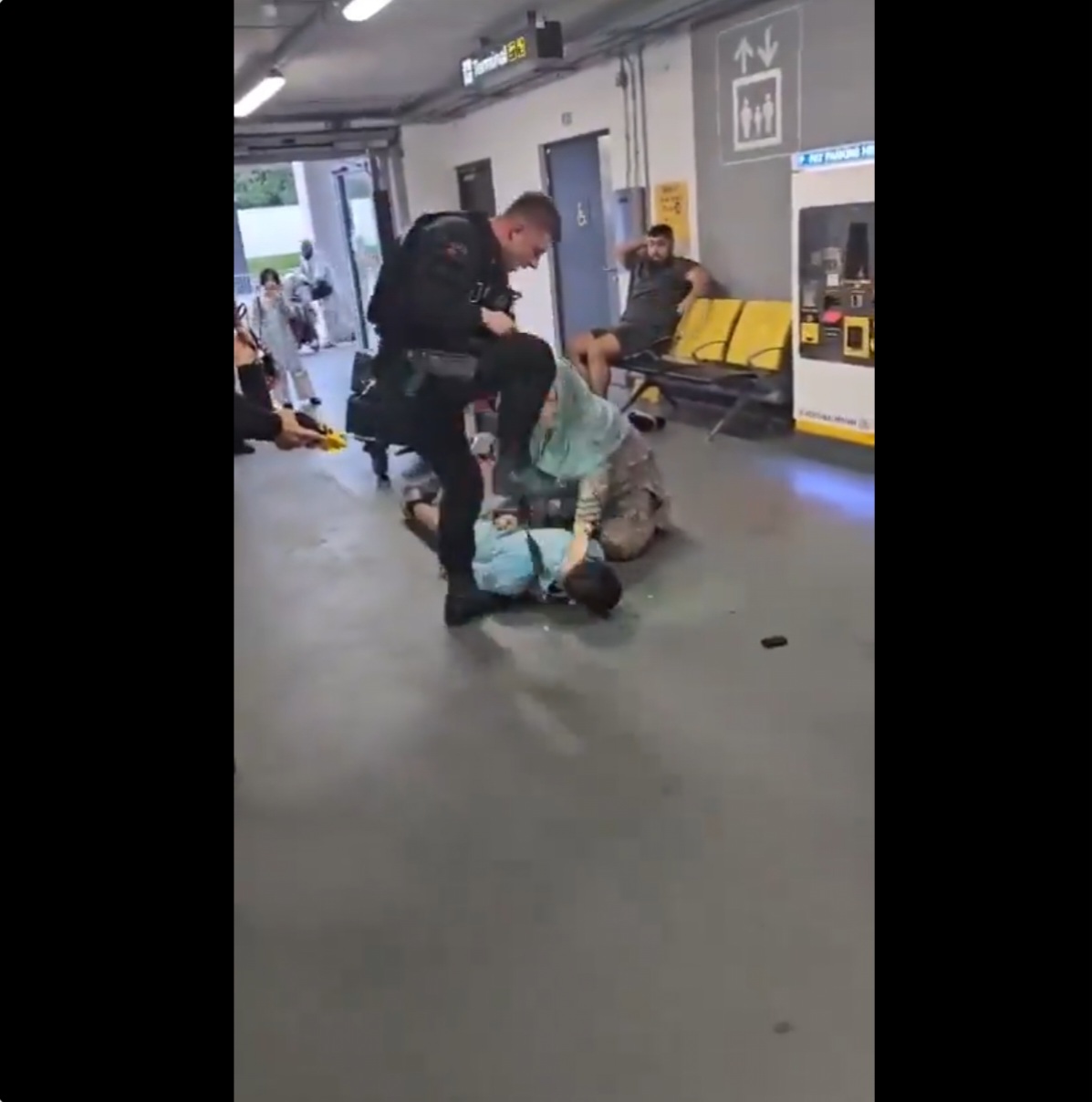 Video: Un policía pisotea y golpea en la cabeza a una persona en Reino Unido