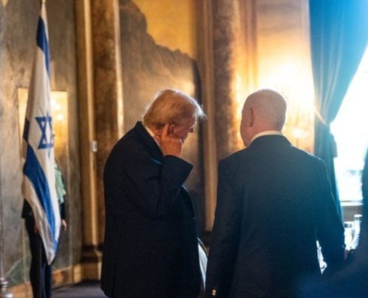 Trump muestra su herida en la oreja a Netanyahu