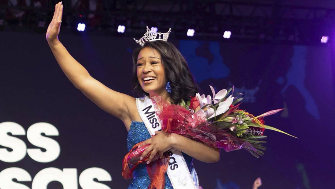 “Está aquí hoy”: Reina de belleza denuncia a su propio abusador en plena coronación