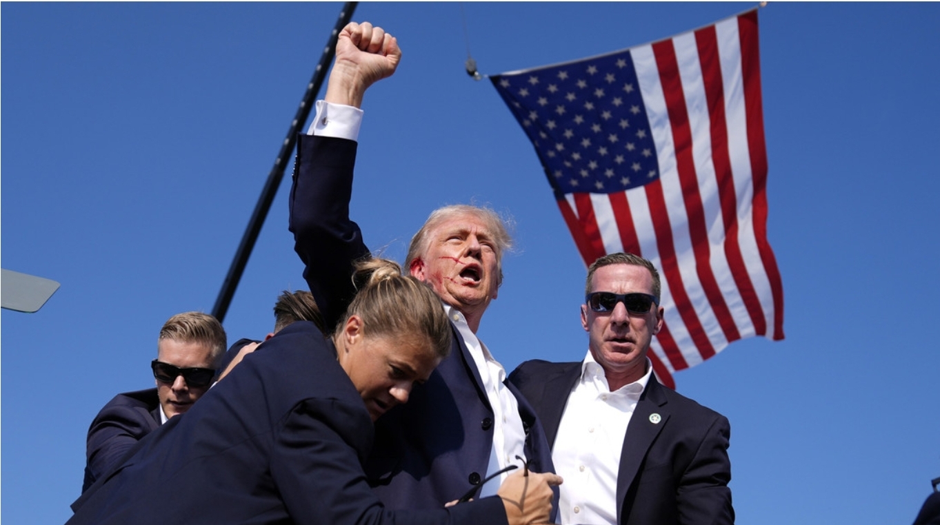 Facebook reconoce que metió la pata al censurar la foto de Trump tras el atentado