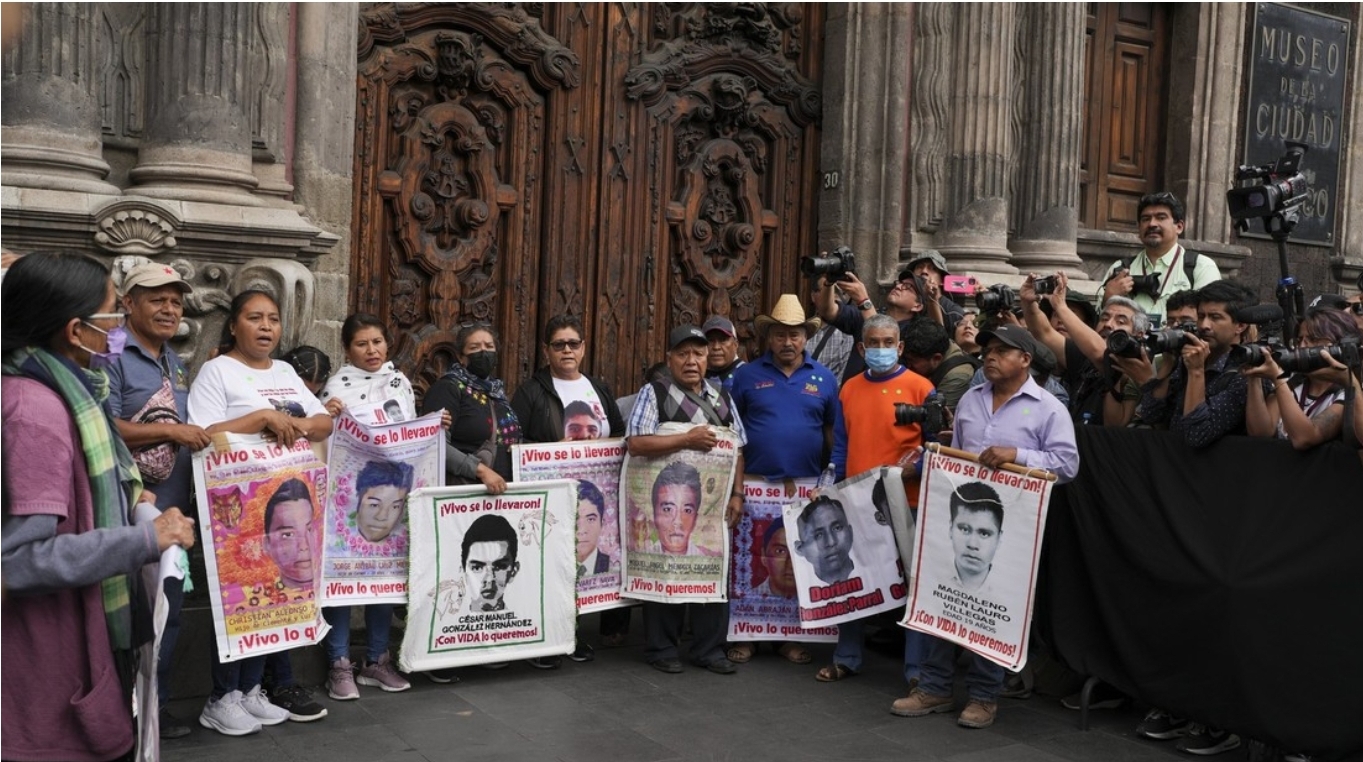 Sheinbaum se compromete a continuar con la investigación de los 43 de Ayotzinapa