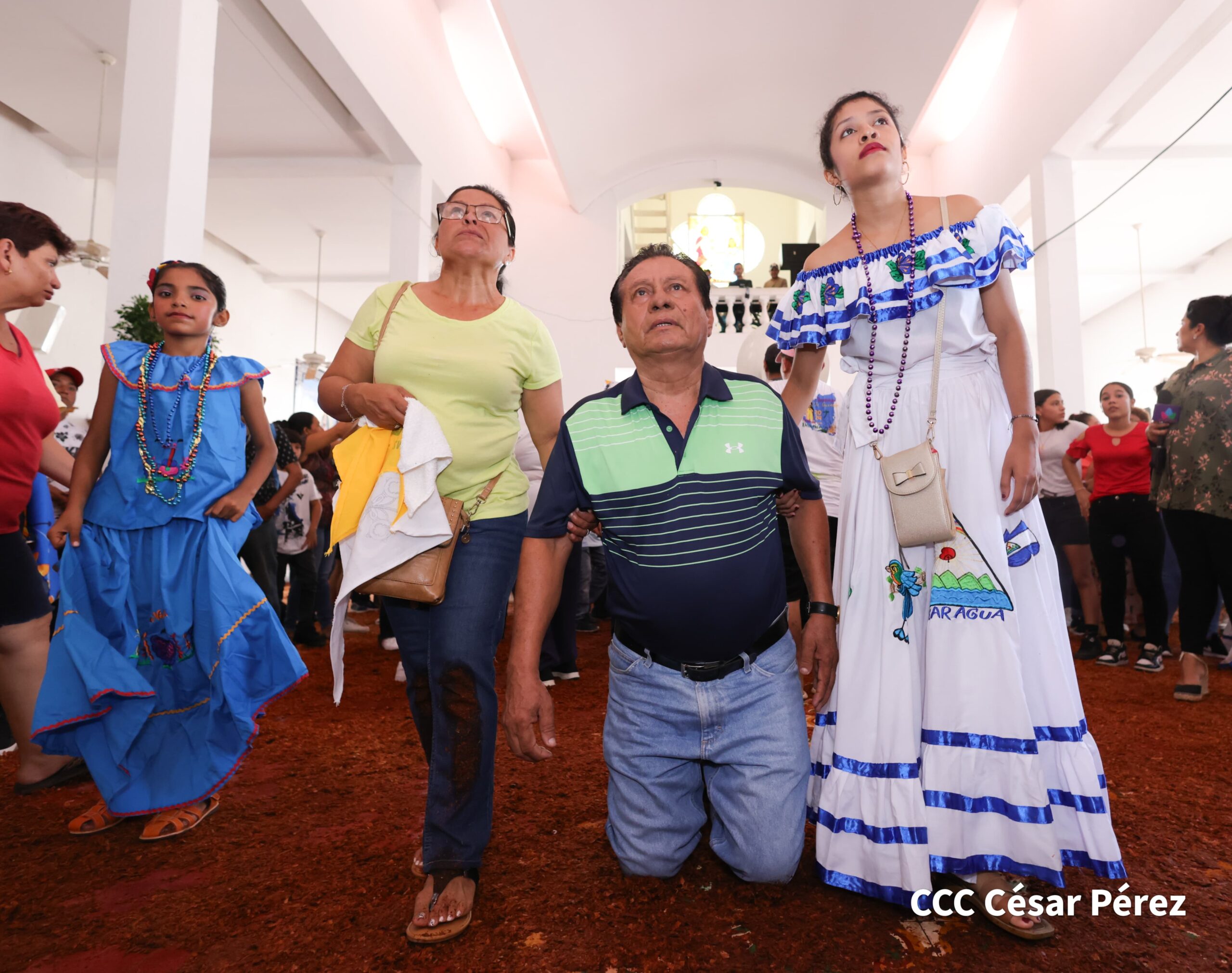 Realizan en la iglesia Las Sierritas la tradicional “bajada” y “vestida” de Santo Domingo de Guzmán
