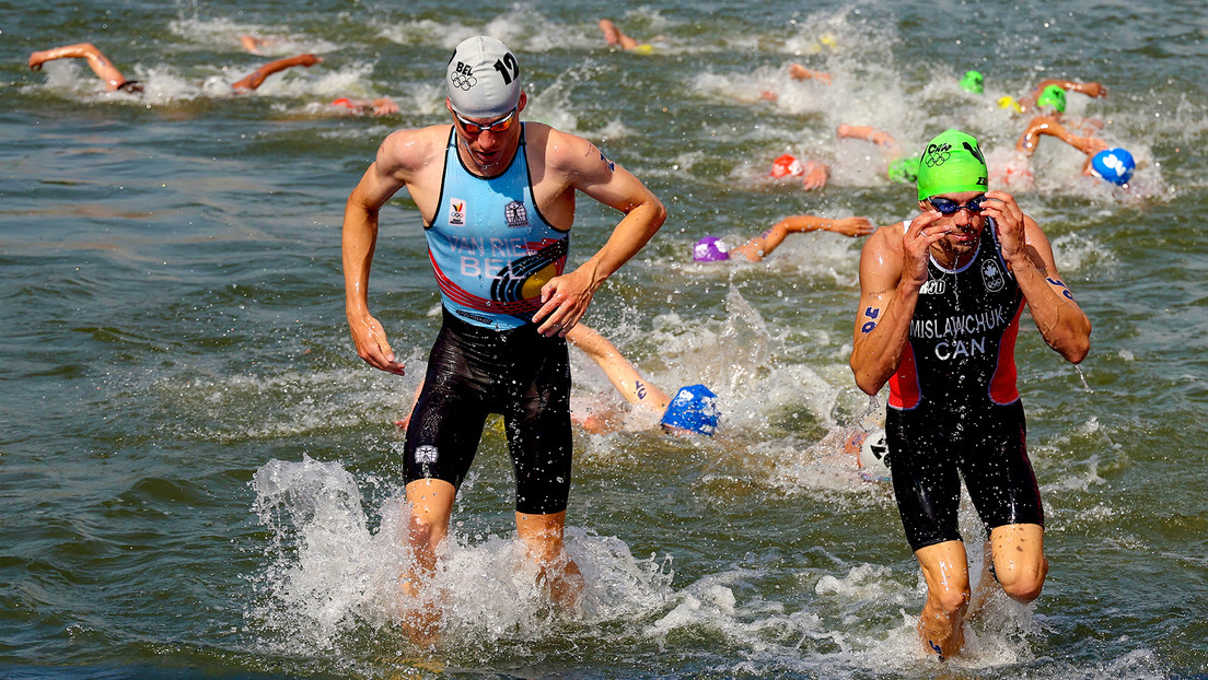“Vomité diez veces”: Un atleta se siente mal tras nadar en el Sena