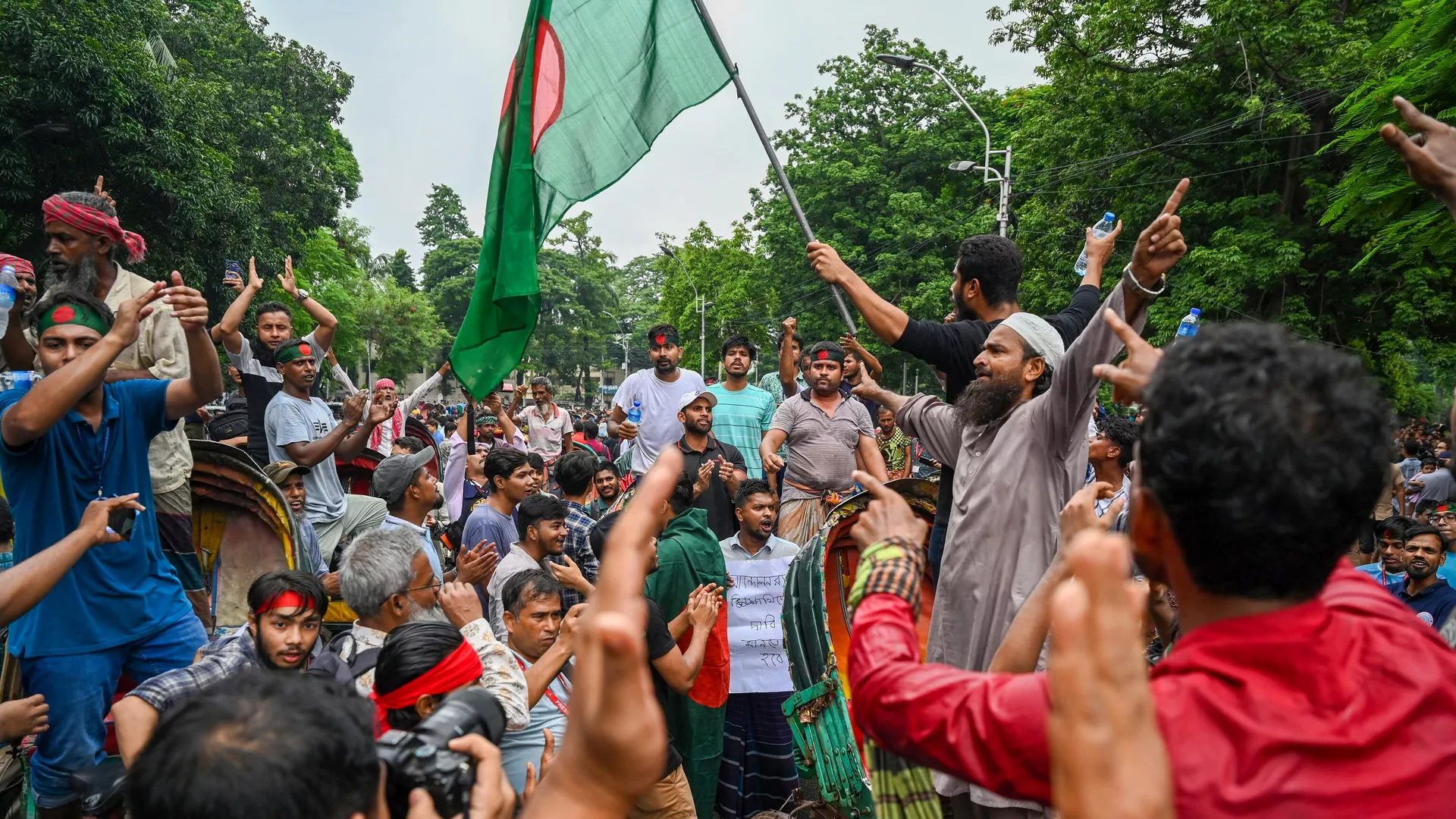 Nuevos enfrentamientos dejan al menos 8 muertos y más de 100 heridos en Bangladés