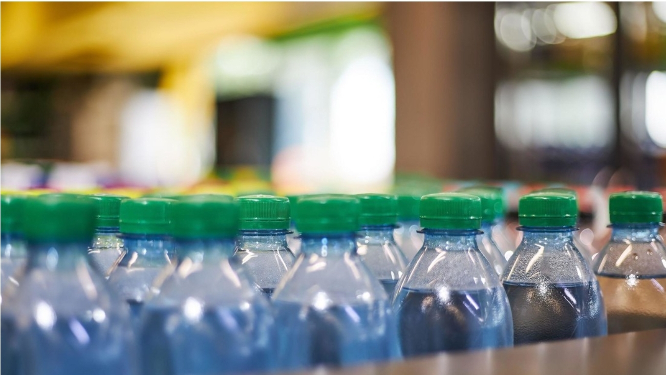 ¿Por qué es peligroso beber agua embotellada?
