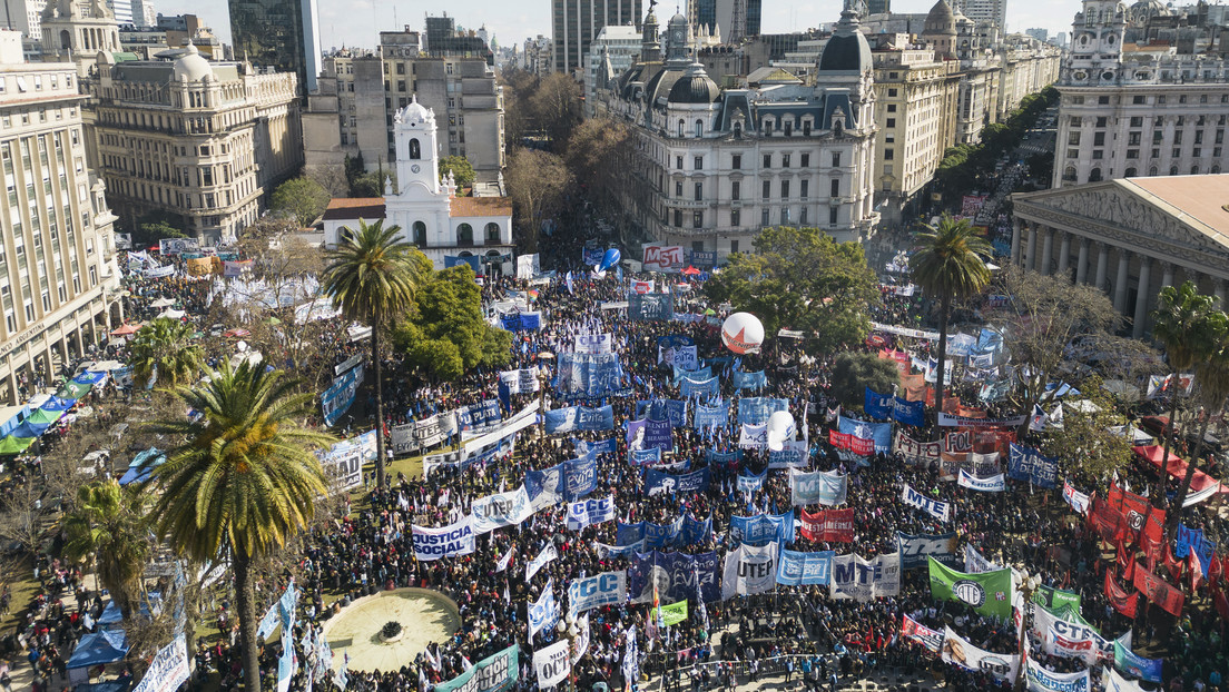 Organizaciones sociales marchan en Argentina contra las “políticas de hambre” de Milei
