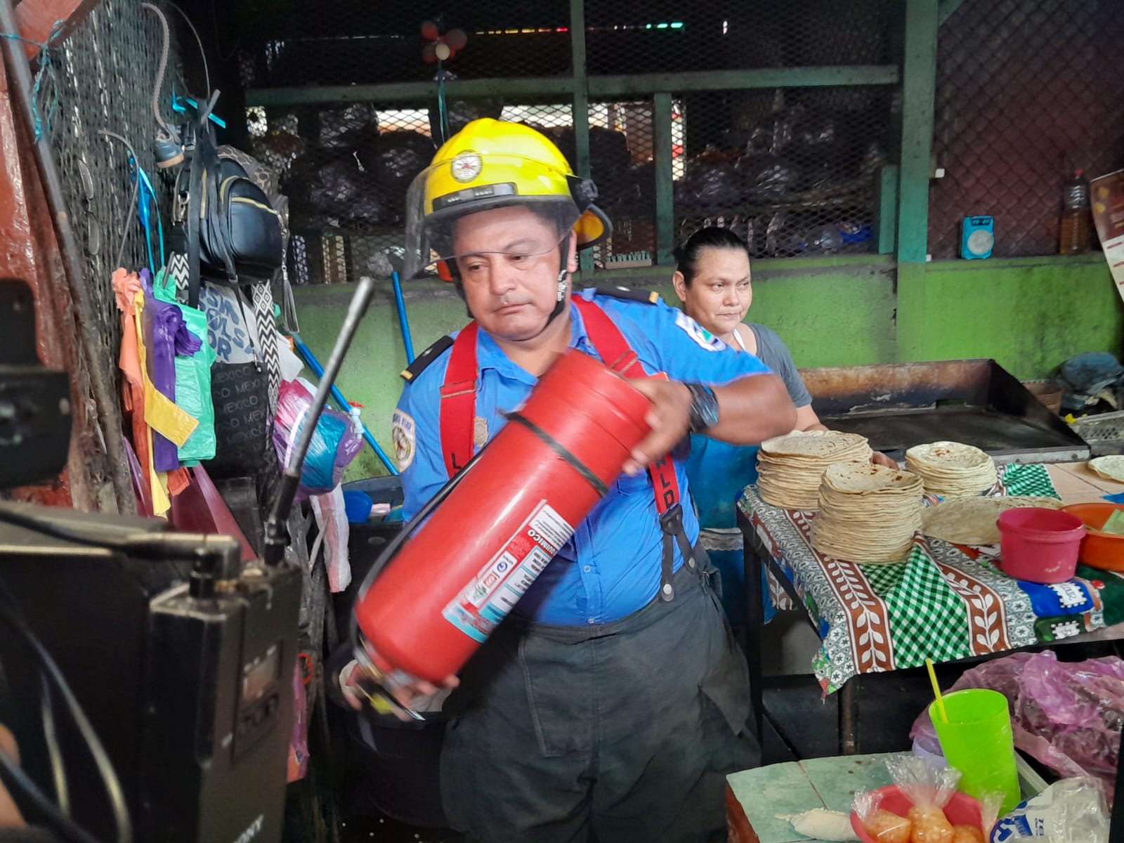 Bomberos Unidos inspecciona sistema eléctrico en el mercado Leonel Gutiérrez