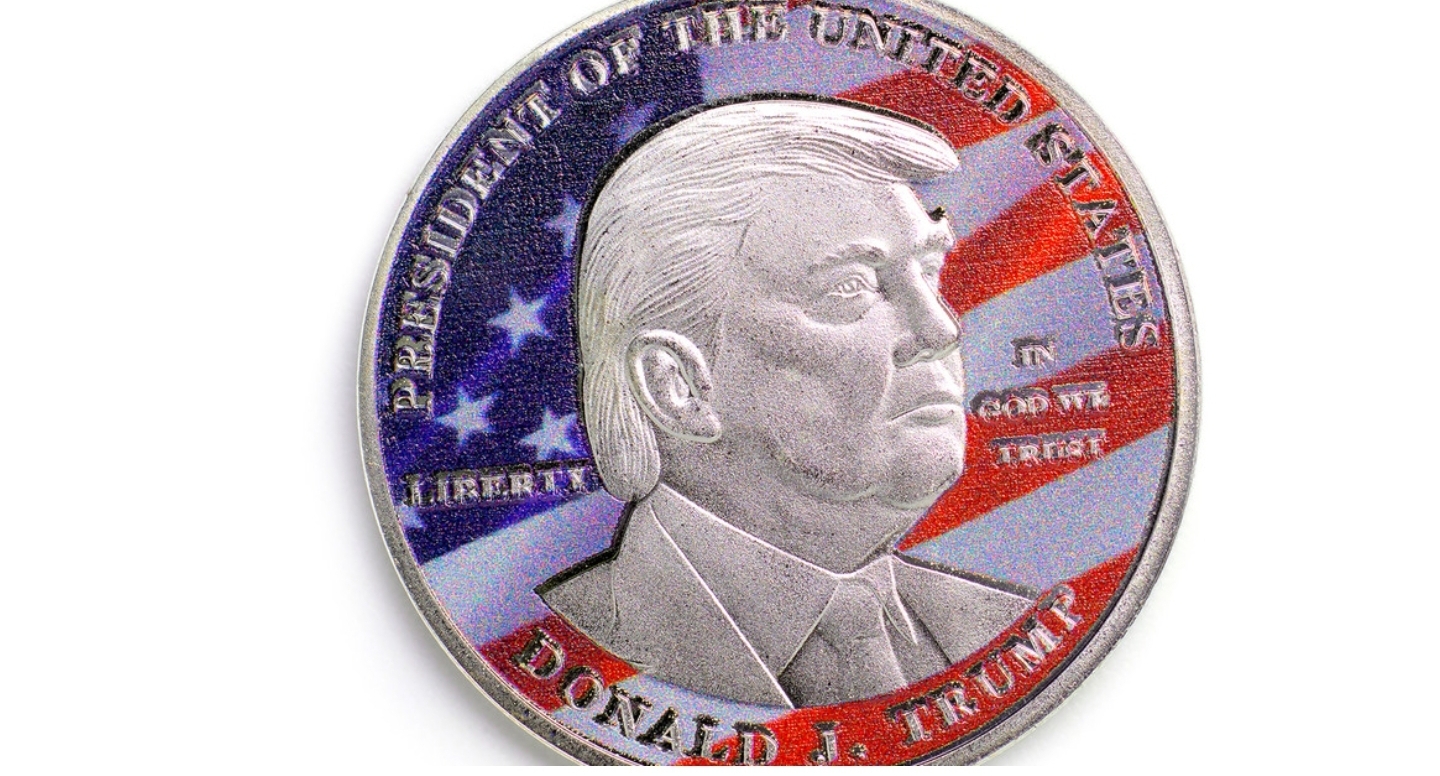 Trump ganó 300.000 dólares en Biblias con su firma