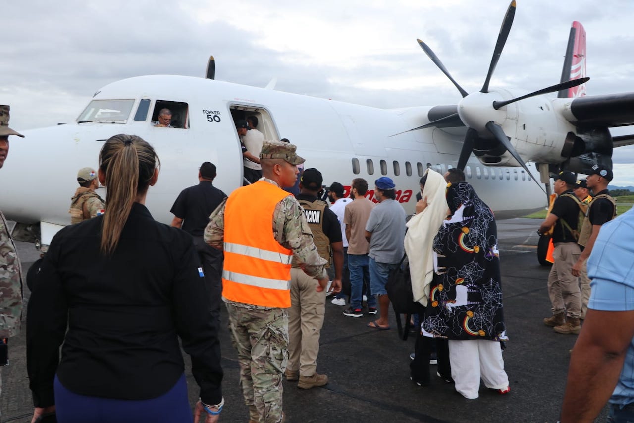 Panamá lanza el primer vuelo de repatriación de migrantes financiado por EEUU