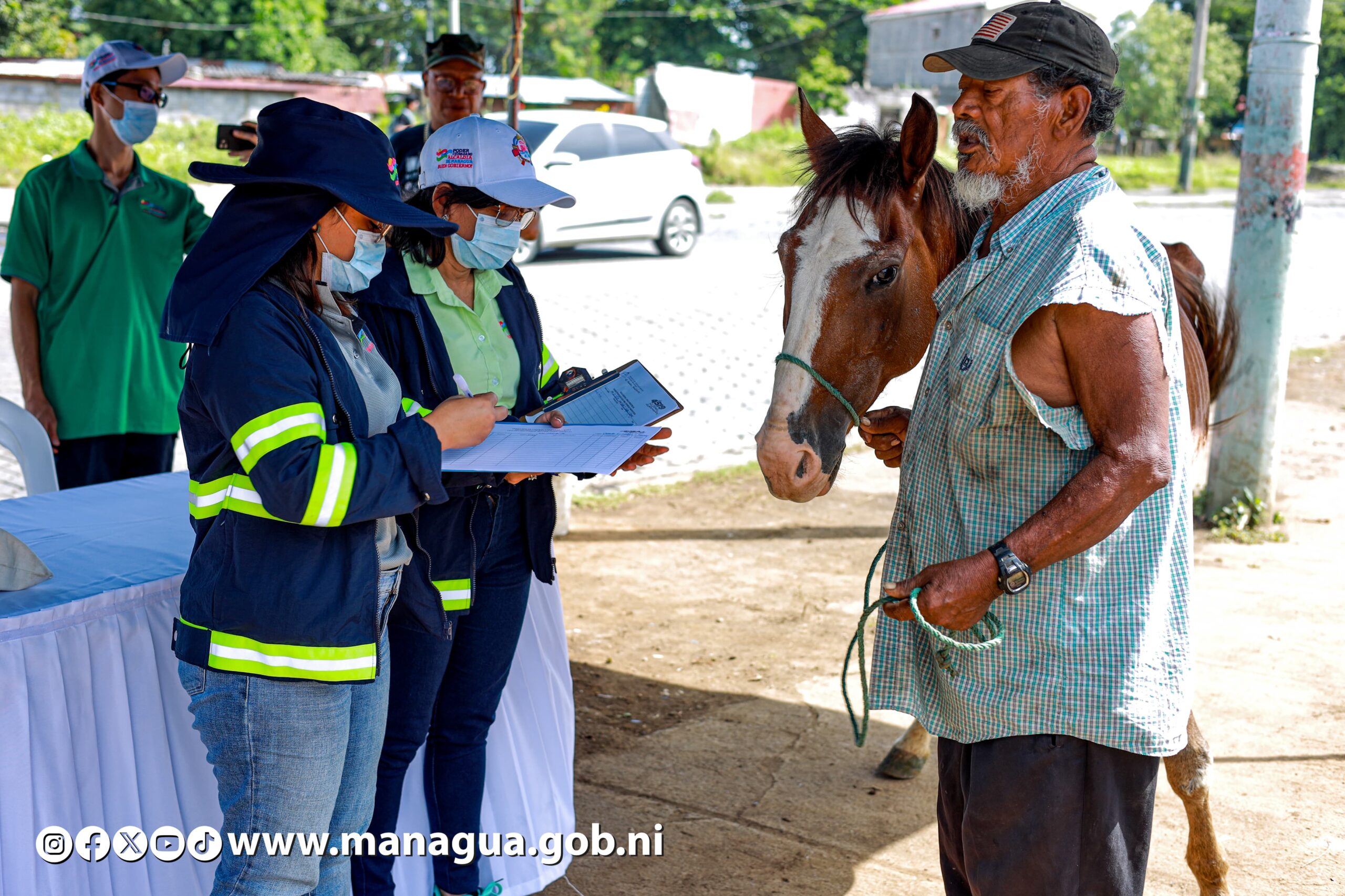 Sensibilizan a carretoneros de tracción animal sobre los botaderos de basura autorizados en Managua