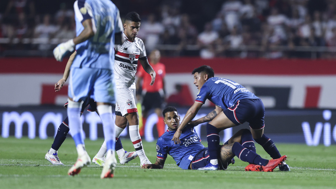 Futbolista en cuidados intensivo tras desplomarse en pleno partido de la Copa Libertadores