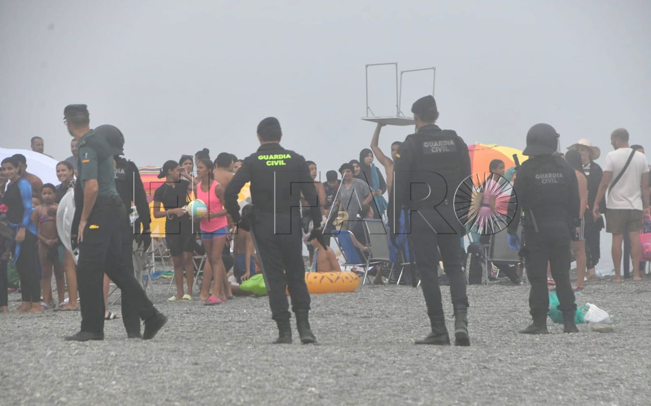 Desalojan una playa en España por una avalancha de inmigrantes