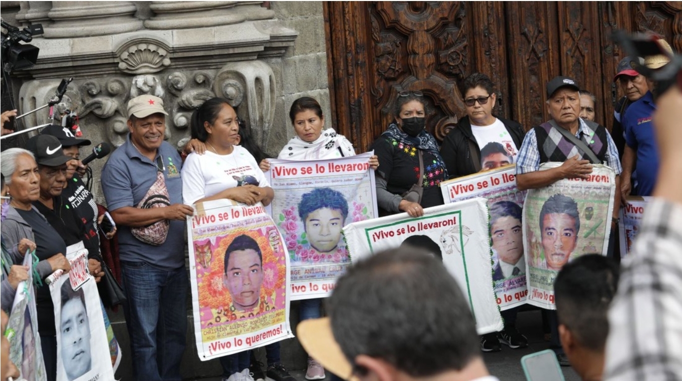 Padres de estudiantes de Ayotzinapa no tendrán más reuniones con López Obrador