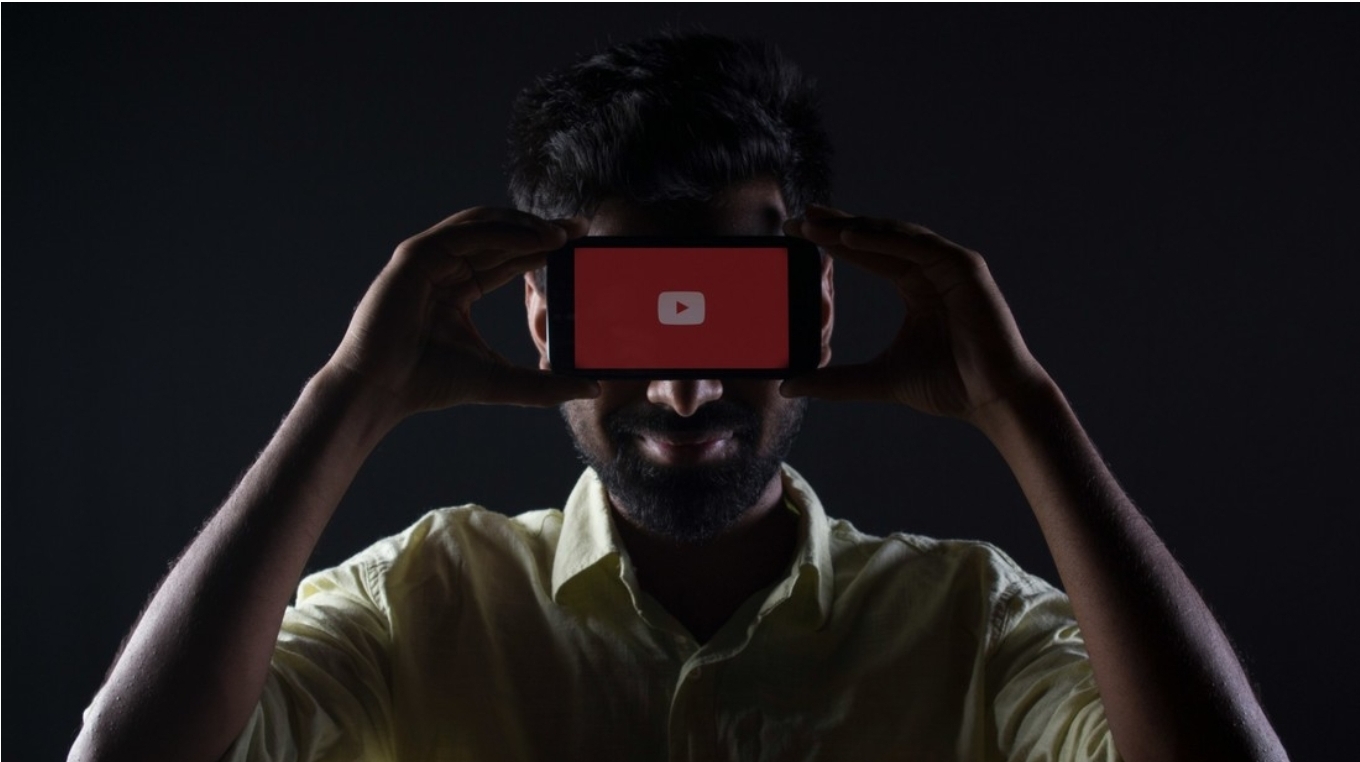 Una falsa ‘estrella adolescente’ de YouTube abusó sexualmente de cientos de menores