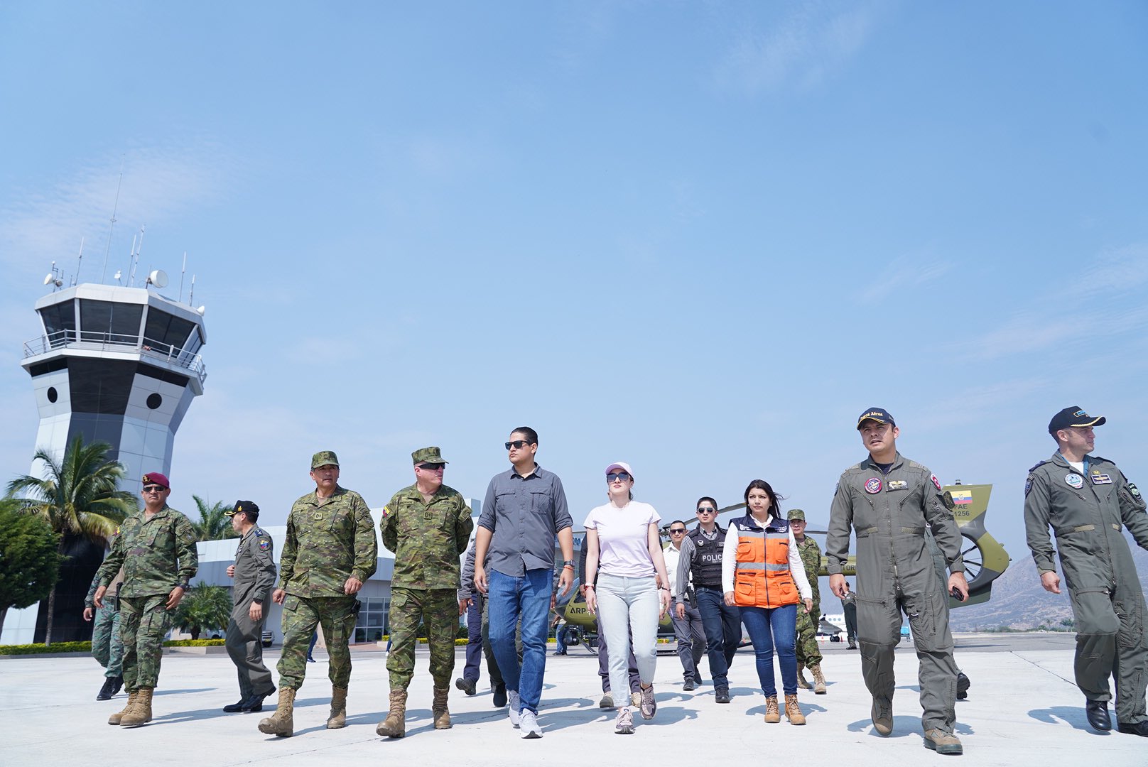 Perú envía helicópteros a Ecuador para ayudar a combatir un incendio masivo
