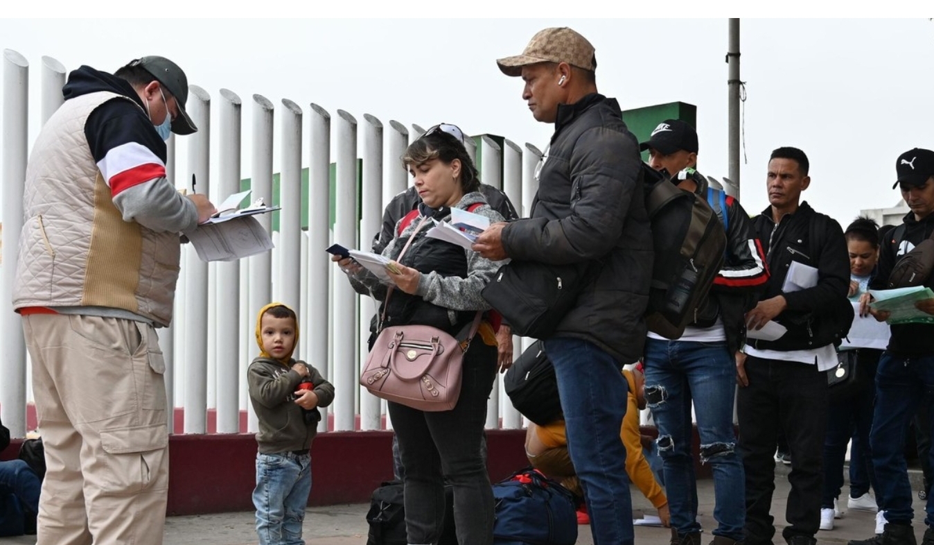 México ofrece viajes escoltados a la frontera para migrantes con citas de asilo en EEUU