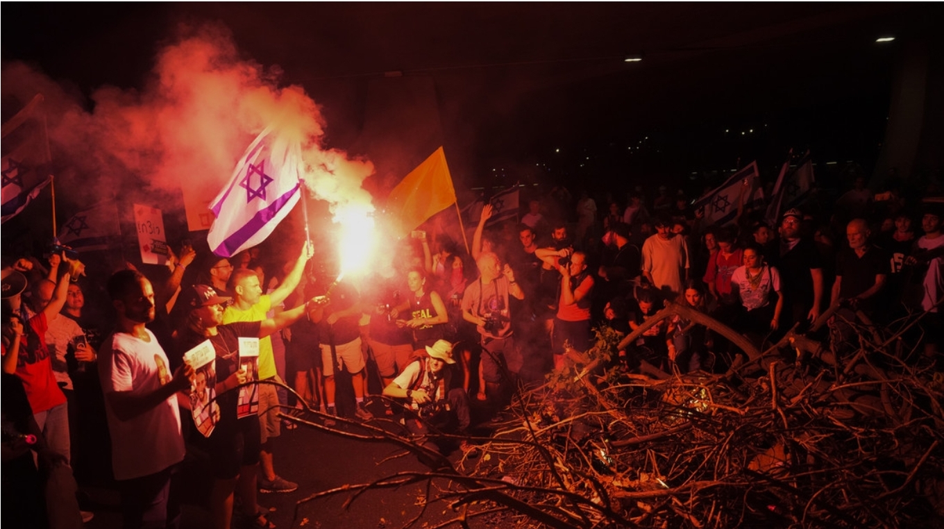 La Policía israelí utiliza granadas aturdidoras para dispersar multitudinaria protesta