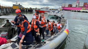 Roban y lanza a pasajeros