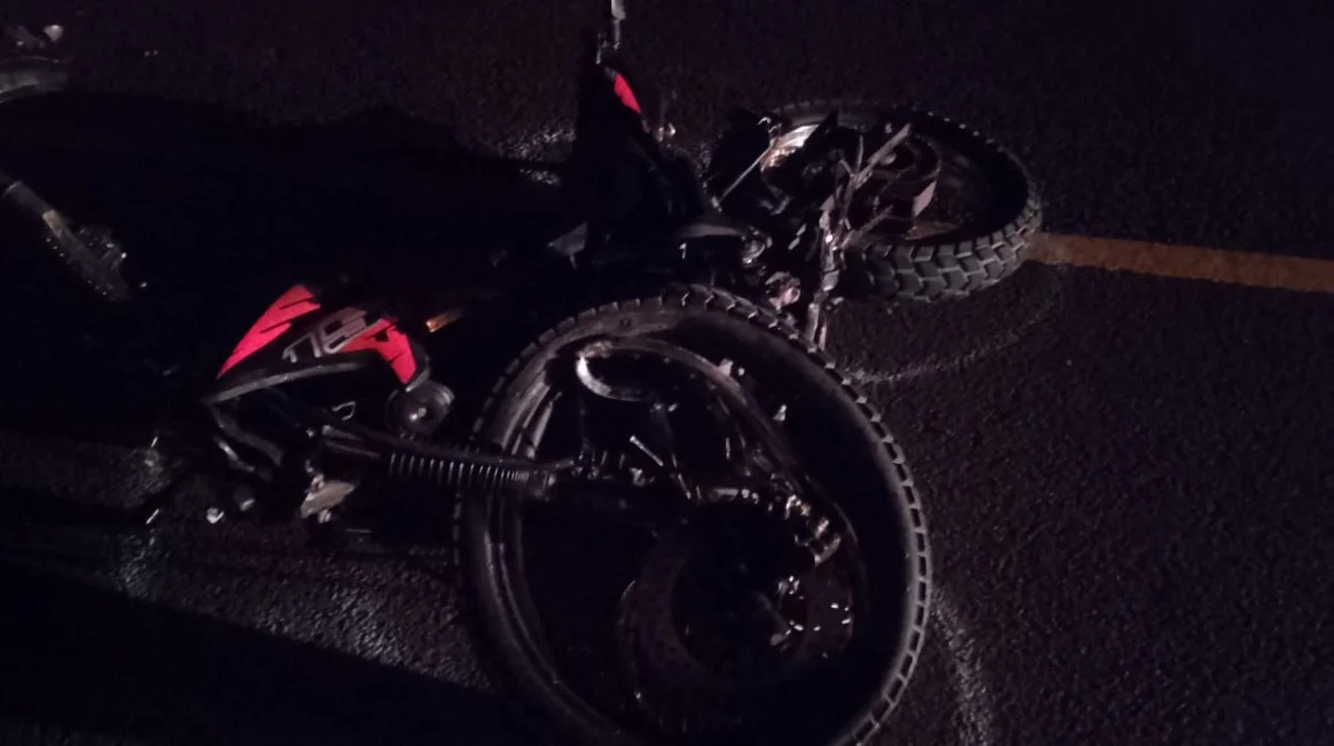 Motociclista muere al estrellarse contra un taxi en El Rama