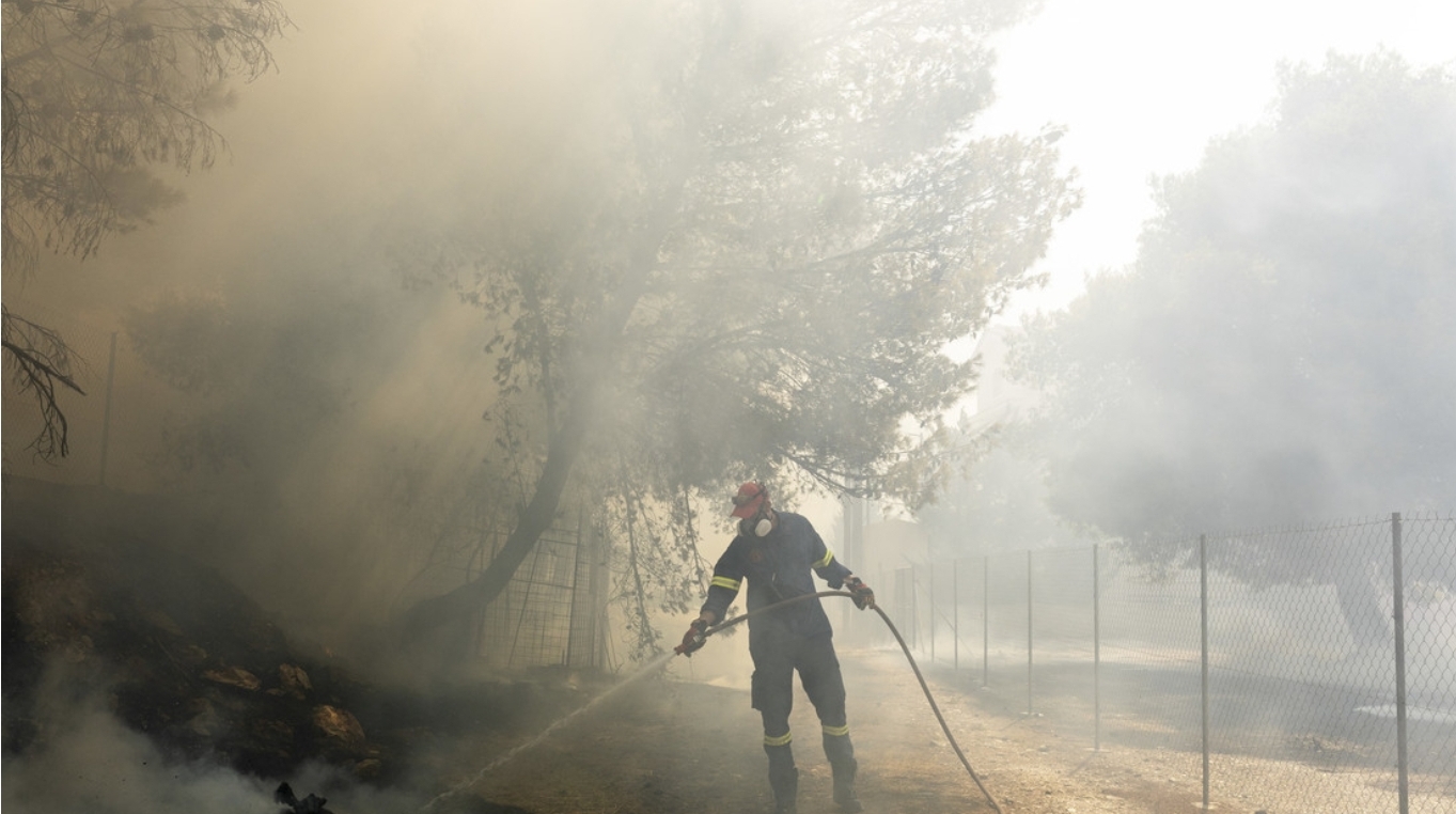 Mujer provoca incendios para “mirar y coquetear” con los bomberos