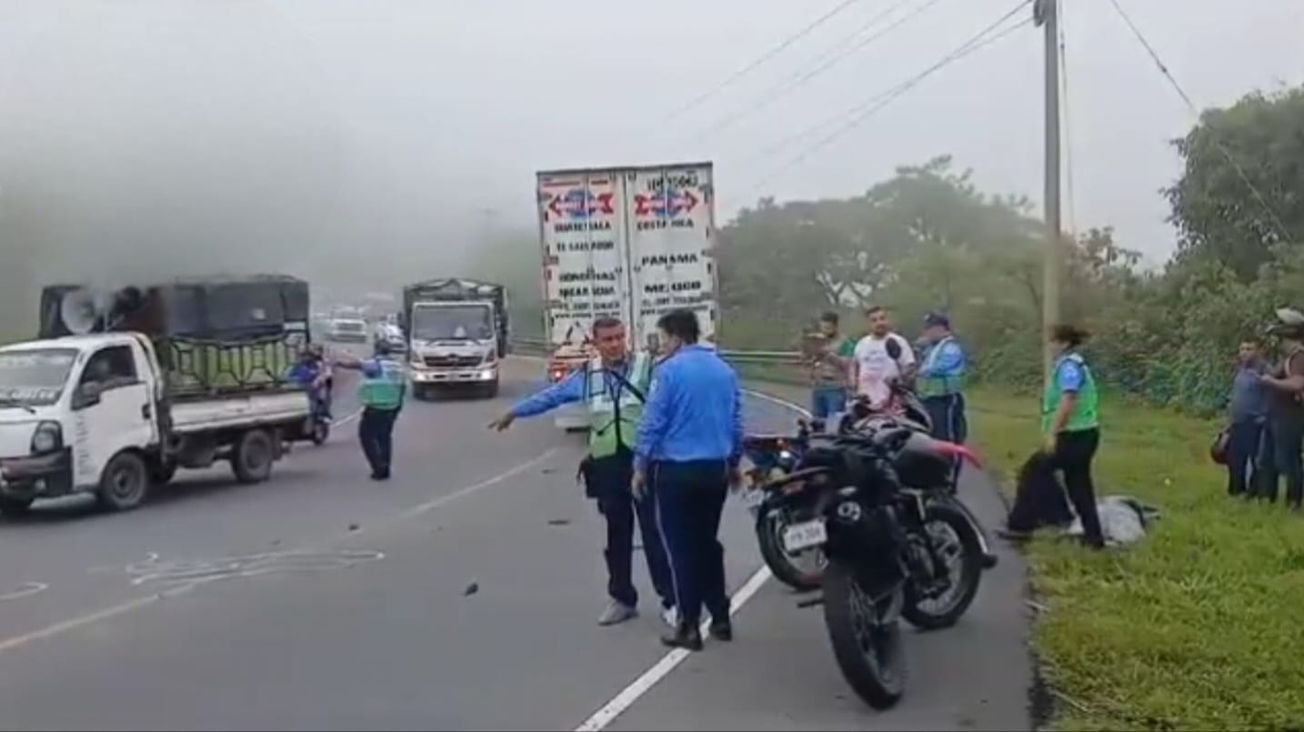 Capitalino derrapa su motocicleta y muere bajo las llantas de una rastra en El Crucero