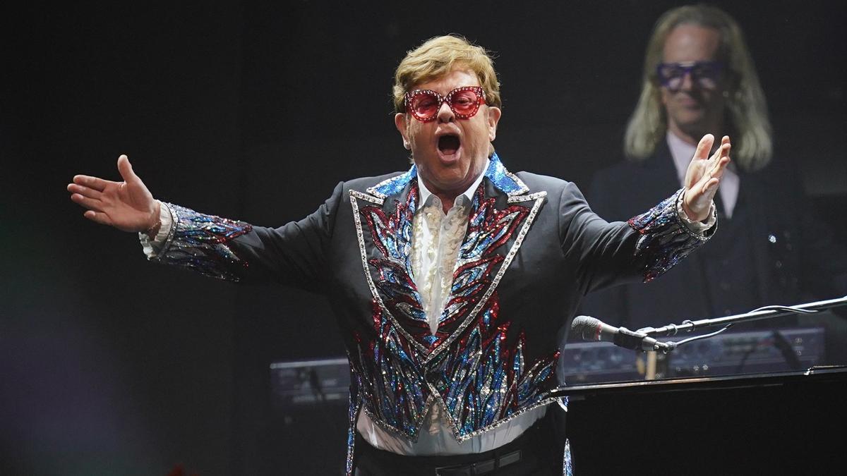 Elton John sufre una infección que le limita la visión