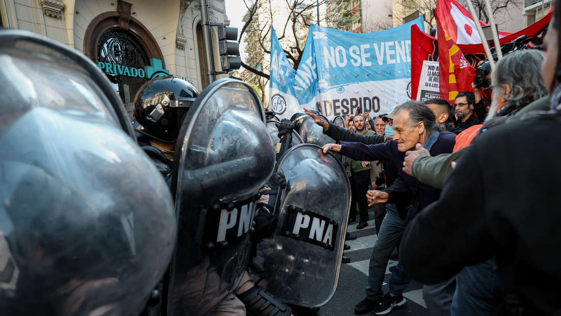 Policía Argentina reprime a jubilados en protesta contra el Gobierno de Milei