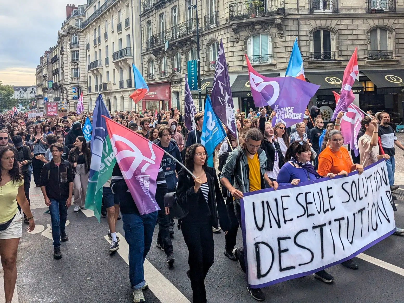 Francia protesta contra «golpe de Estado» de Macron y pide su destitución