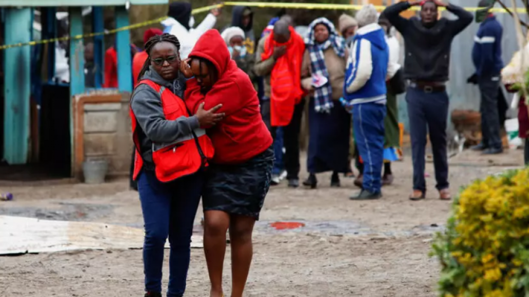 Suben a 18 los muertos por incendio en escuela en Kenia