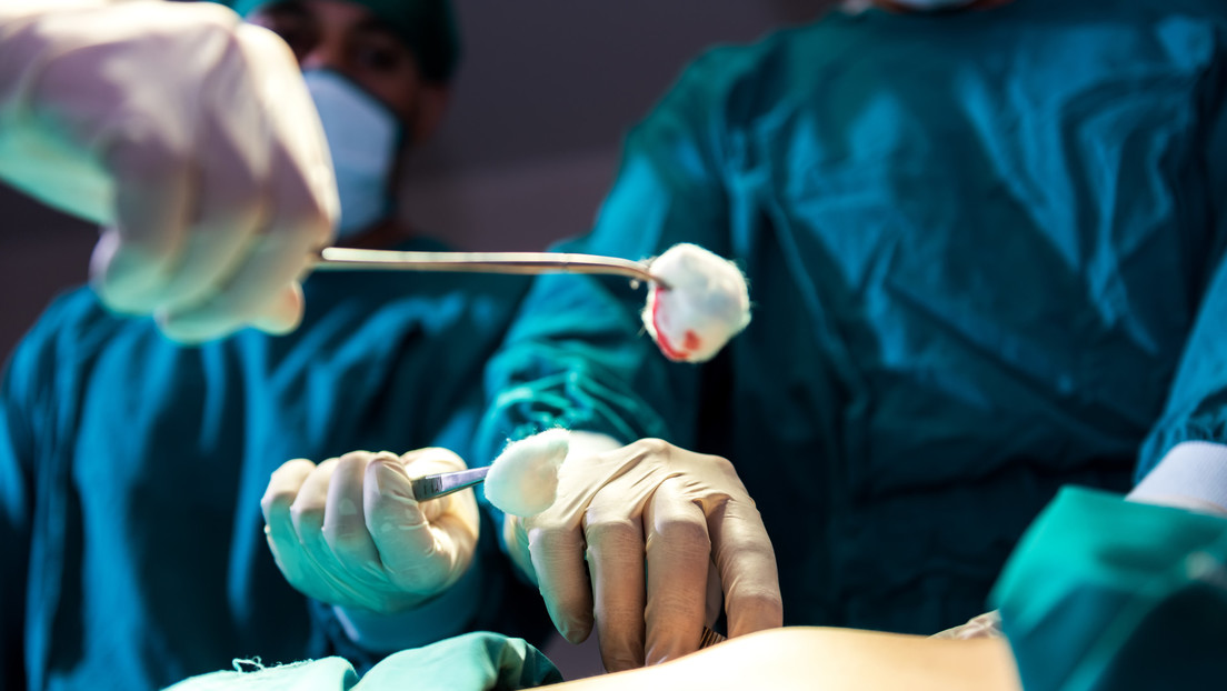 Adolescente muere tras ser operado por un médico que se guiaba por videos de YouTube