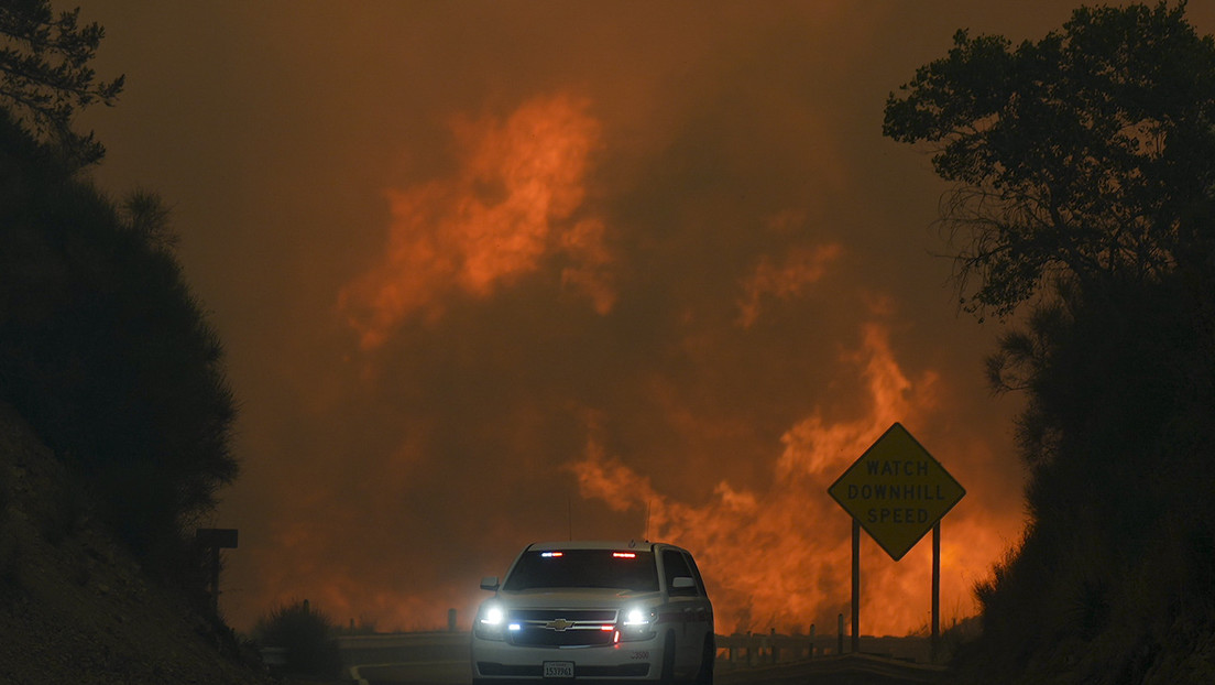 Incendio forestal sin control obliga a residentes a huir de sus casas en Los Ángeles