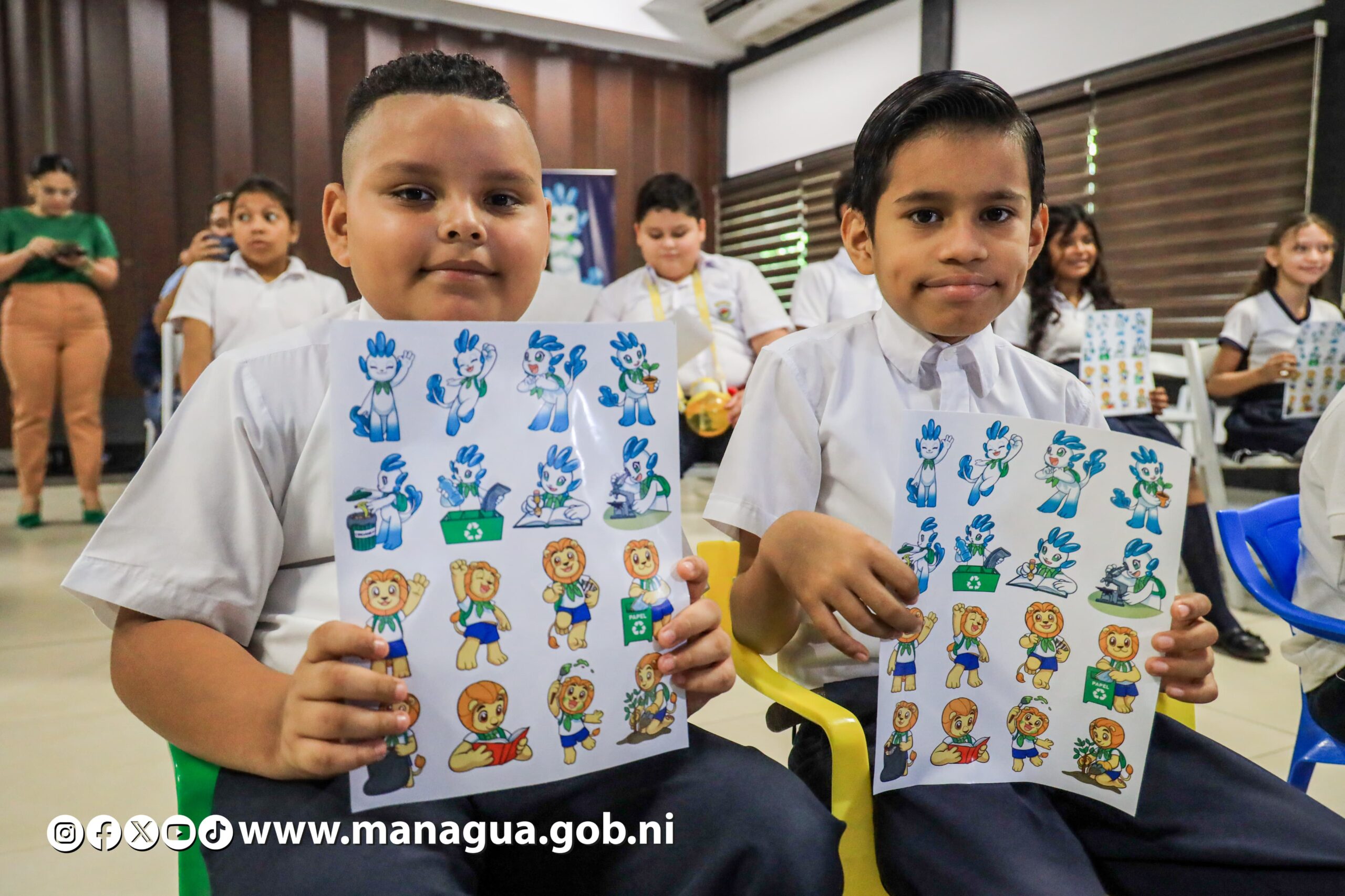 Escuela Flotante presenta su eco-mascota Xolt y nuevo diseño de Santiago