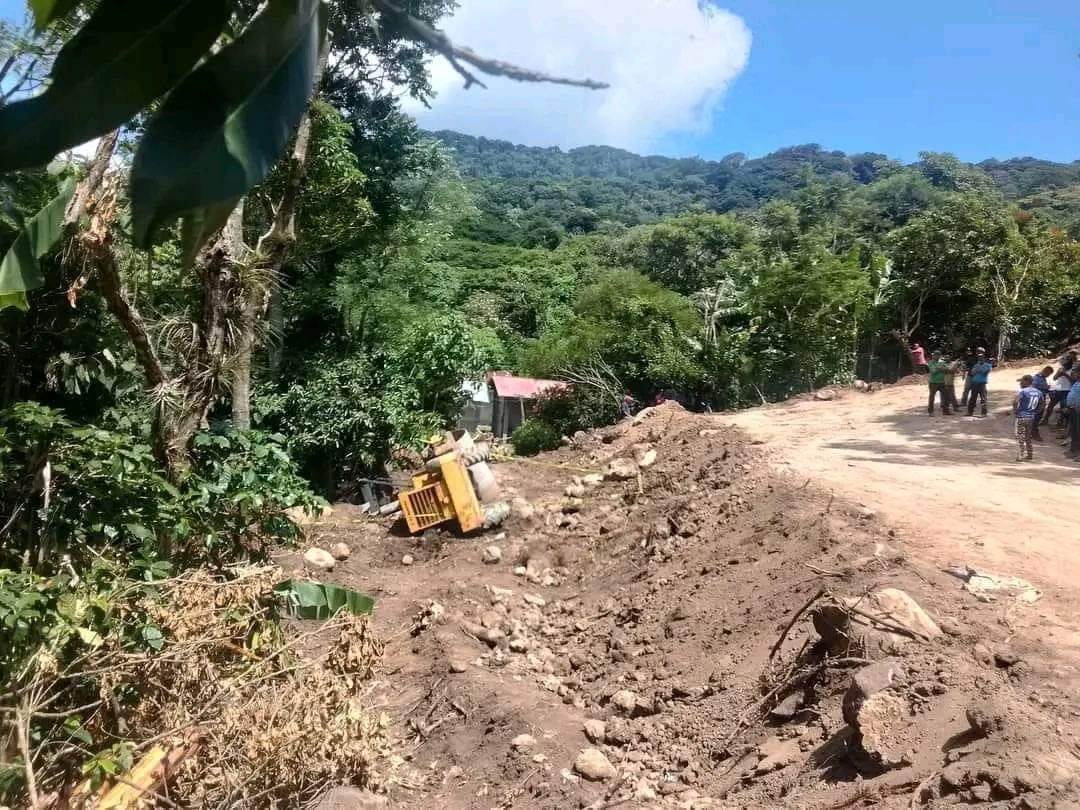 Hombre muere tras volcarse aplanadora que conducía en Las Sabanas