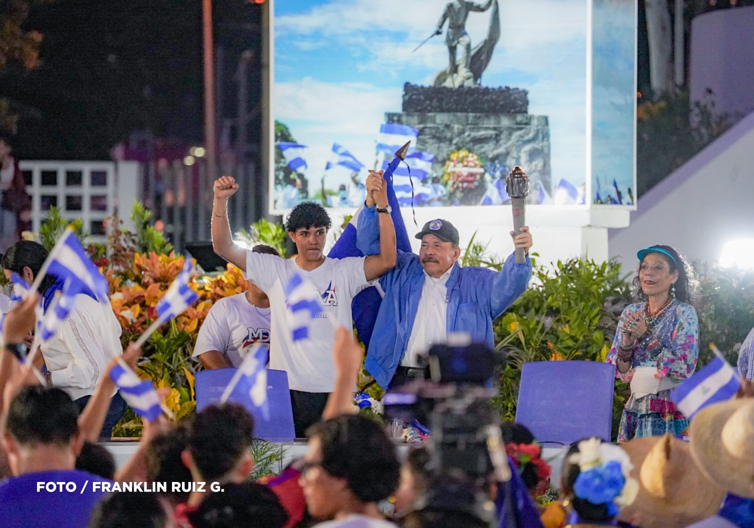 Presidente Daniel Ortega y Compañera Rosario reciben la Antorcha de la Unión Centroamericana