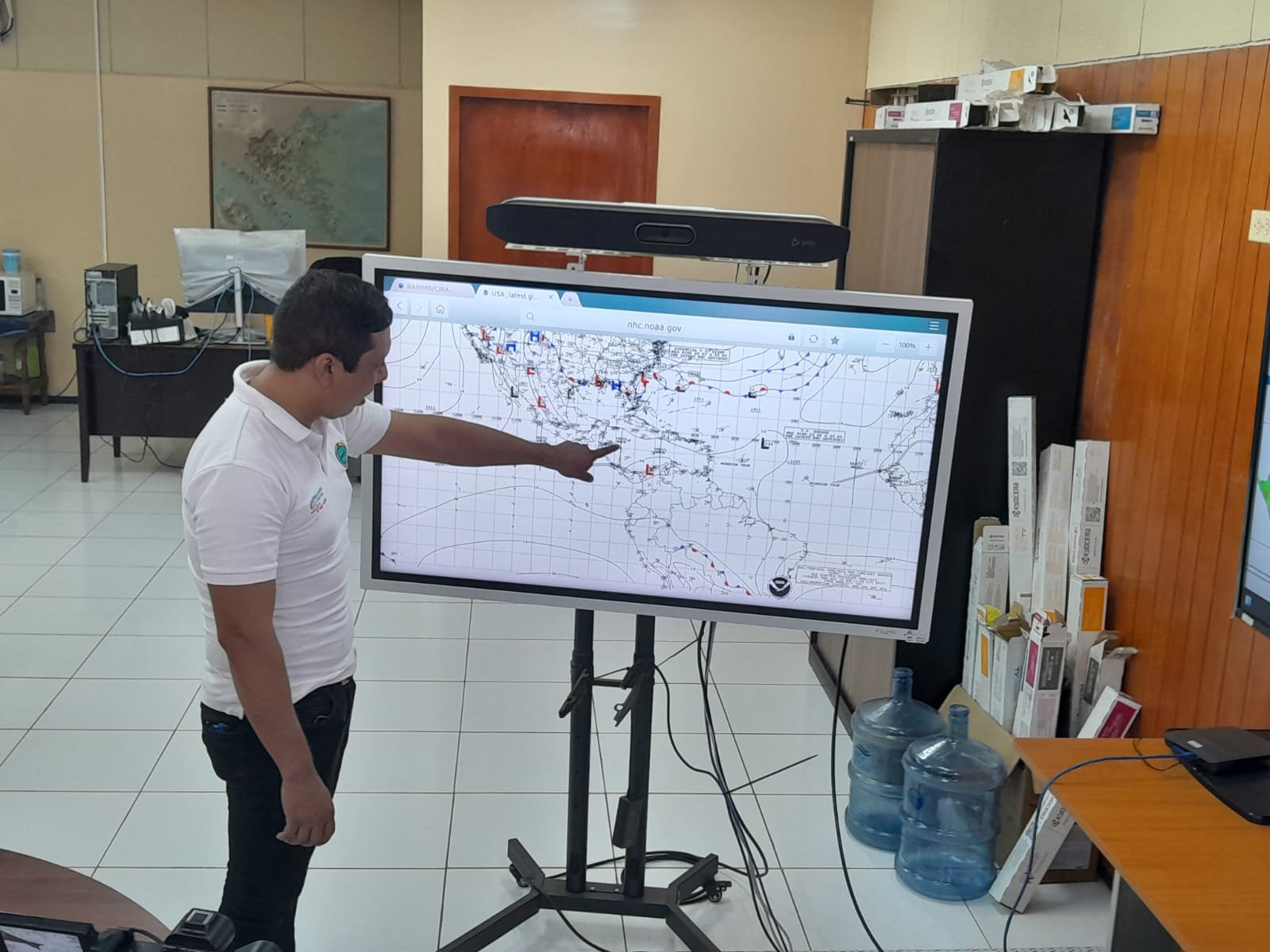 Pronostican para esta semana 2 ondas tropicales y bajas presiones que provocarán mucho calor