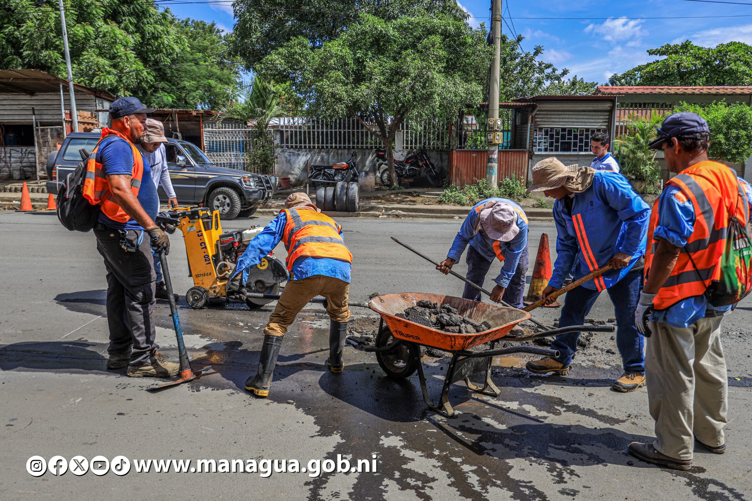 Realizan labores de rehabilitación en las principales vías de Managua
