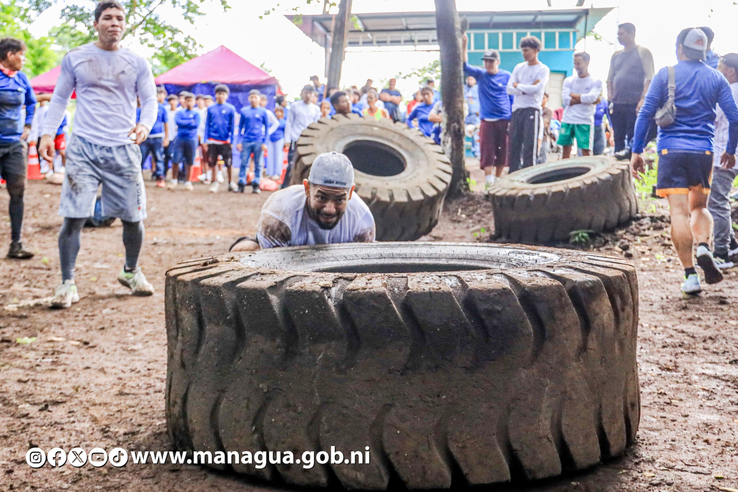 Jóvenes participan en competencia de reto extremo en Managua