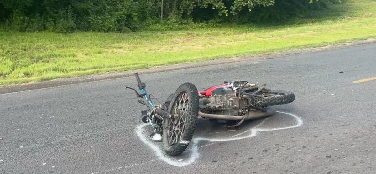 Perecen 3 motociclistas, uno de ellos chocó contra camión cargado de leche