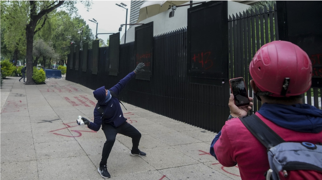 Manifestantes por Ayotzinapa lanzan petardos contra la sede del Senado mexicano