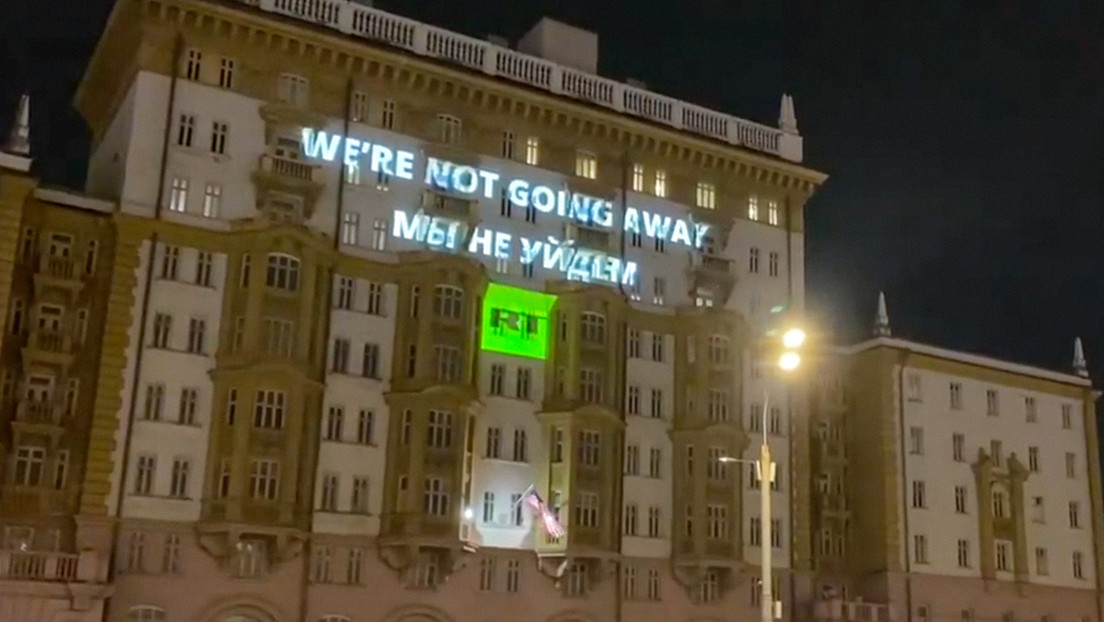 “No nos vamos a ir”: RT ilumina la Embajada de EEUU en Moscú
