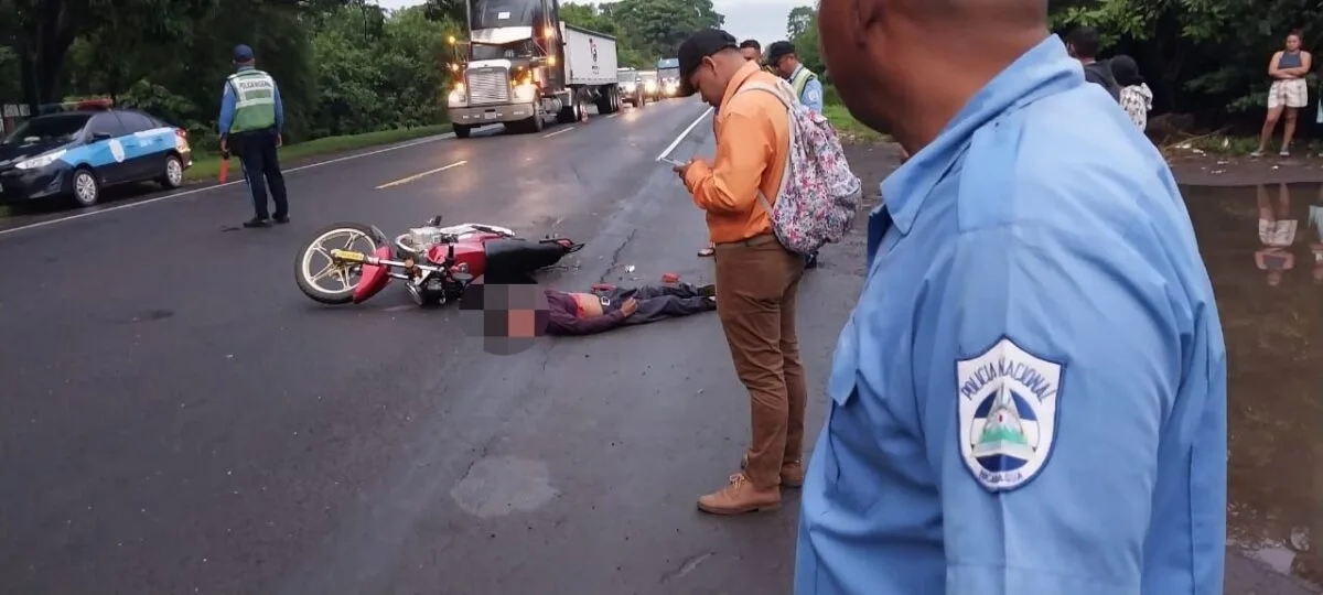 Conductor de cabezal invade carril y mata a motociclista en León