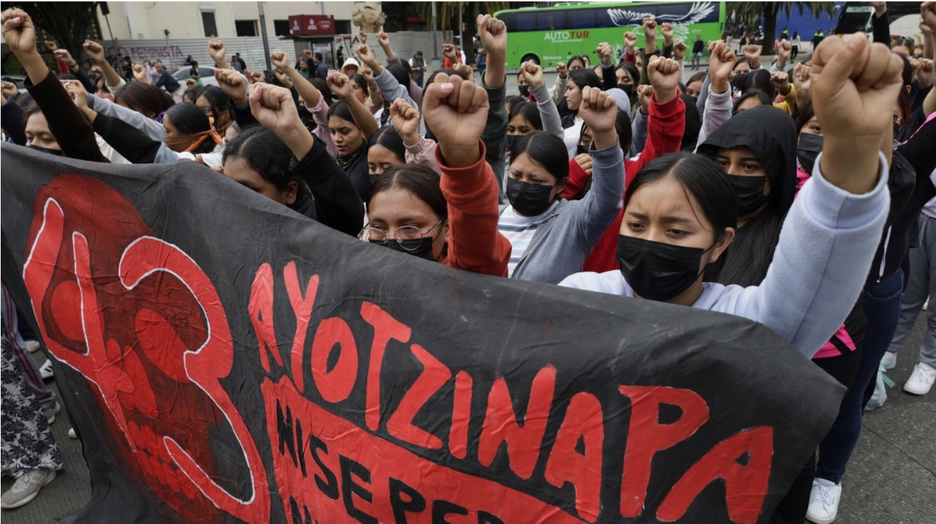 Masiva marcha a 10 años de la desaparición de los normalistas de Ayotzinapa
