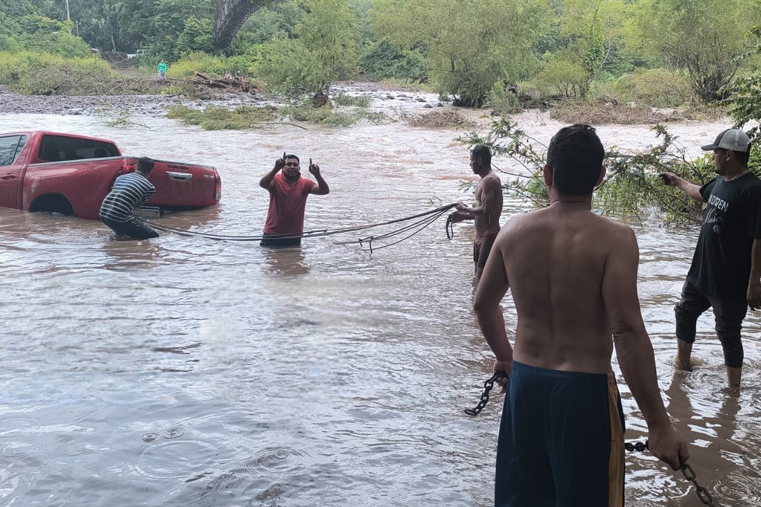 La imprudencia casi le cuesta la vida a dos jóvenes al intentar cruzar un río en Estelí